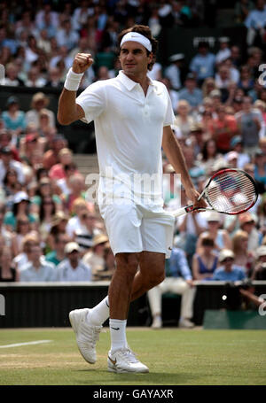 Der Schweizer Roger Federer feiert den Sieg gegen den australischen Lleyton Hewitt bei den Wimbledon Championships 2008 im All England Tennis Club in Wimbledon. Stockfoto