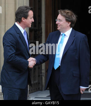 Der konservative Parteivorsitzende David Cameron (links) begrüßt den neu ernannten Tory-Abgeordneten für Henley, John Howell, im Londoner Unterhaus. Stockfoto