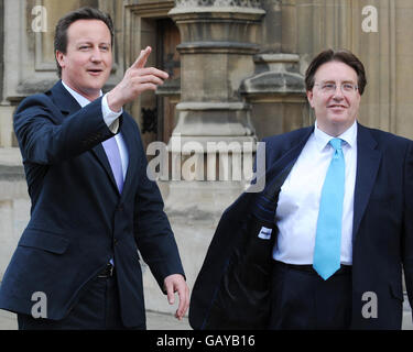 Der konservative Parteivorsitzende David Cameron (links) begrüßt den neu ernannten Tory-Abgeordneten für Henley, John Howell, im Londoner House of Common. Stockfoto
