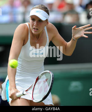 Die Russin Nicole Vaidisova ist während der Wimbledon Championships 2008 im All England Tennis Club in Wimbledon gegen die Russin Anna Chakvetadze im Einsatz. Stockfoto