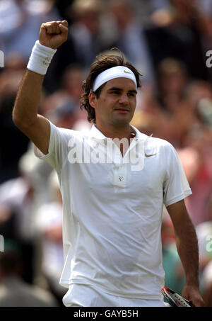 Der Schweizer Roger Federer feiert den Sieg gegen den australischen Lleyton Hewitt bei den Wimbledon Championships 2008 im All England Tennis Club in Wimbledon. Stockfoto