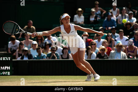 Die polnische Agnieszka Radwanska im Einsatz gegen die russische Svetlana Kuznetsova während der Wimbledon Championships 2008 im All England Tennis Club in Wimbledon. Stockfoto