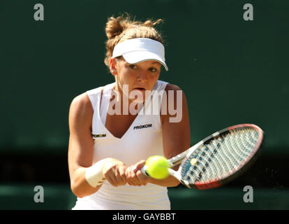 Die polnische Agnieszka Radwanska im Einsatz gegen die russische Svetlana Kuznetsova während der Wimbledon Championships 2008 im All England Tennis Club in Wimbledon. Stockfoto