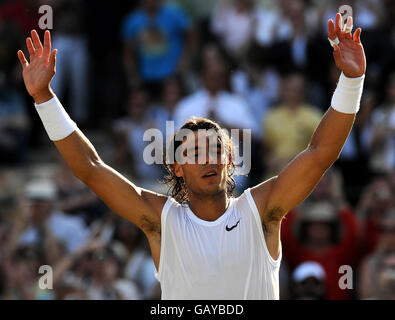 Der spanische Rafael Nadal feiert seinen Sieg über den russischen Präsidenten Mikhail Youzhny während der Wimbledon Championships 2008 im All England Tennis Club in Wimbledon. Stockfoto