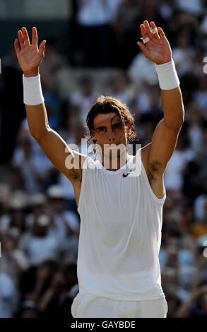 Der spanische Rafael Nadal feiert seinen Sieg über den russischen Präsidenten Mikhail Youzhny während der Wimbledon Championships 2008 im All England Tennis Club in Wimbledon. Stockfoto