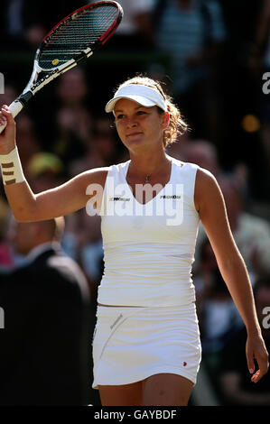 Die polnische Agnieszka Radwanska feiert den Sieg gegen die russische Svetlana Kuznetsova bei den Wimbledon Championships 2008 im All England Tennis Club in Wimbledon. Stockfoto