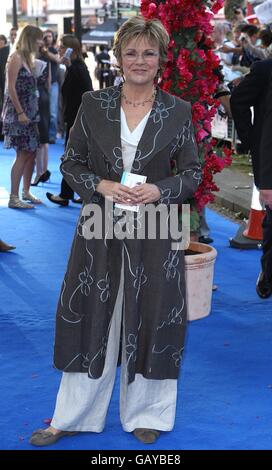 Julie Walters kommt zur Weltpremiere von Mamma Mia! Im Odeon West End Cinema, Leicester Square, London. Stockfoto