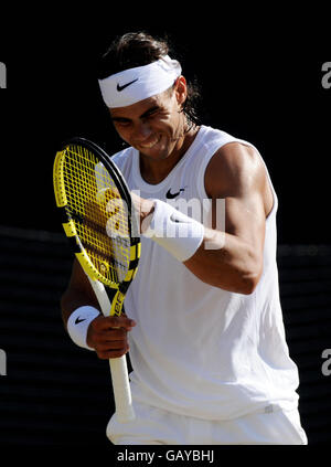 Der Spanier Rafael Nadal feiert während seines Spiels gegen den Russen Mikhail Youzhny während der Wimbledon Championships 2008 im All England Tennis Club in Wimbledon. Stockfoto