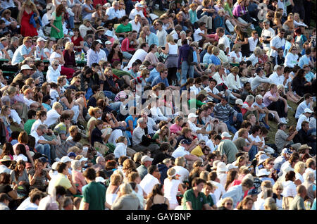 Zuschauer auf dem Murray Mount beobachten das Spiel von Andy Murrays gegen den französischen Richard Gasquet während der Wimbledon Championships 2008 im All England Tennis Club in Wimbledon. Stockfoto