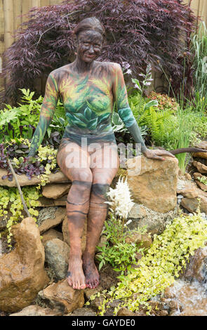 Kunst am Körper gemalt auf eine Frau an die RHS Hampton Court Flower Show, ihr an einem der Stände zu tarnen Stockfoto