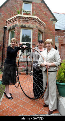 Die Ministerin für soziale Entwicklung, Margaret Ritchie, MLA (links), trifft sich mit der ehemaligen Bewohnerin des Ormeau Park House, Sharlene O Hara (Mitte), und der neuen Bewohnerin des Ormeau Park House, Betty Smyth (rechts), während der offiziellen Eröffnung des einst verwahrloserten Hauses im Ormeau Park in Belfast. Stockfoto