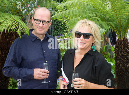Absolutely Fabulous Schöpfer Jennifer Saunders, besucht RHS Hampton Court Palace Flower Show, mit ihrem Ehemann Ade Edmundson Stockfoto
