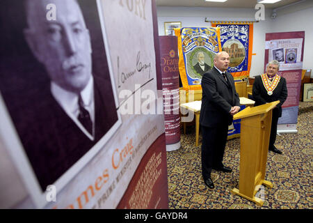 Linfield Soccer Club Manager David Jeffery's und der Großmeister des Orange Order Robert Saulters (rechts) beim Start der Orange Order-Ausstellung in Belfast. Stockfoto