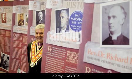 Der Großmeister des Orange Ordens Robert Saulters bei der Eröffnung der Ausstellung des Orange Ordens in Belfast. Stockfoto