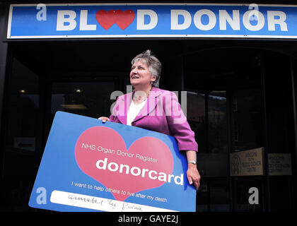 Annabel Goldie, Parteichef der schottischen Konservativen, besucht das Blutspendezentrum in Edinburgh, um den 60. Jahrestag des NHS zu begehen. Stockfoto