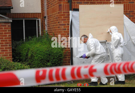 Ein Fenster ist an die Wohnung in Stirling Gardens, New Cross, London, verladen, wo am Sonntag zwei französische Studenten festgebunden, gefoltert und getötet wurden. Stockfoto