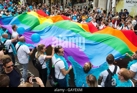 Bunte Kostüme auf der Pride parade in London 2016 Stockfoto