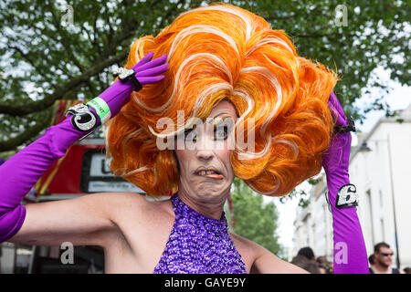 Bunte Kostüme auf der Pride Parade in London 2016.Fantastic Orange Perücke auf einer der Teilnehmer Stockfoto