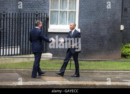 Präsident Obama kommt in 10 Downing Street für Gespräche mit Premierminister David Cameron, der ihn grüßt Stockfoto