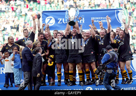 Lawrence Dallaglio, Kapitän der Londoner Wespen, hebt die Trophäe der Zürcher Premiership an Stockfoto