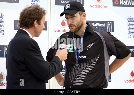 Cricket - NatWest Series - Fifth One Day International - England - Neuseeland - Lord's. TV-Moderator und ehemaliger englischer Cricketspieler Michael Atherton (l) interviewt den neuseeländischen Kapitän Daniel Vettori Stockfoto