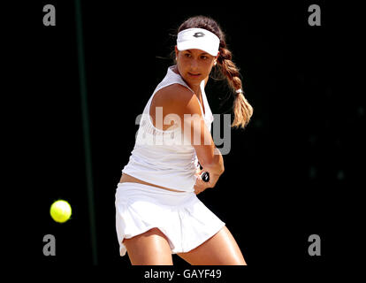 Lucrezia Stefanini in Aktion gegen Gabriella Taylor während der Mädchen singles am Tag acht der Wimbledon Championships bei den All England Lawn Tennis and Croquet Club, Wimbledon. Stockfoto