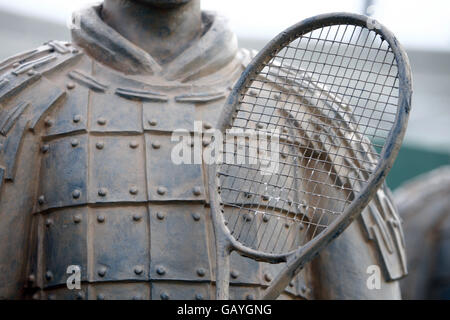 Ein Blick auf den Schläger auf einer Statue auf dem neuen Court 2 während der Wimbledon Championships 2008 im All England Tennis Club in Wimbledon. DRÜCKEN Sie VERBANDSFOTO. Bilddatum: Freitag, 4. Juli 2008. Bildnachweis sollte lauten: Sean Dempsey/PA Wire. EINSCHRÄNKUNGEN: Nutzung unterliegt Einschränkungen. . Kommerzielle Nutzung nur mit vorheriger Genehmigung. Keine mobilen spezifischen Pakete. Weitere Informationen erhalten Sie unter +44 (0)1158 447447 Stockfoto