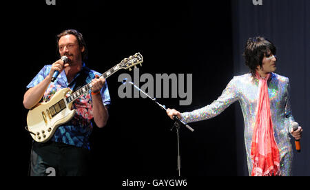 Julian Barratt (links) und Noel Fielding von The Mighty Boosh auf der Bühne während des Mighty Boosh Festivals auf der Hop Farm in Kent. Stockfoto