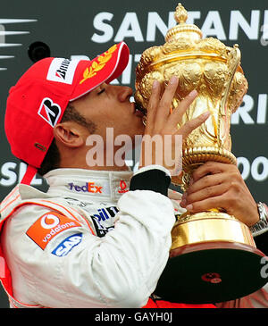 McLaren Lewis Hamilton feiert mit einer Trophäe nach dem Sieg des britischen Grand Prix in Silverstone, Northamptonshire. Stockfoto