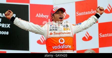 McLaren Lewis Hamilton feiert nach dem Gewinn des britischen Grand Prix in Silverstone, Northamptonshire. Stockfoto