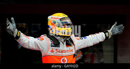 McLaren Lewis Hamilton feiert nach dem Gewinn des britischen Grand Prix in Silverstone, Northamptonshire. Stockfoto