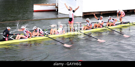 Leander Rowing Club feiern schlagen R.S.V Universität Okeanos und D.S.R. Laga aus den Niederlanden gewinnt das Ladies' Challenge Plate: Intermediate Eights Rennen am Finaltag während der Royal Regatta in Henley-on-Thames, Oxfordshire. Stockfoto