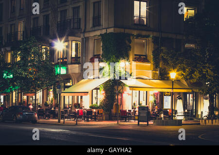 Restaurants am Gendarmenmarkt in der Nacht in Berlin, Deutschland. Stockfoto