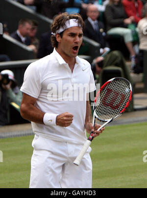 Tennis - Wimbledon Championships 2008 - Day Thirteen - The All England Club. Roger Federer feiert den Sieg gegen Rafael Nadal im Herren-Finale Stockfoto