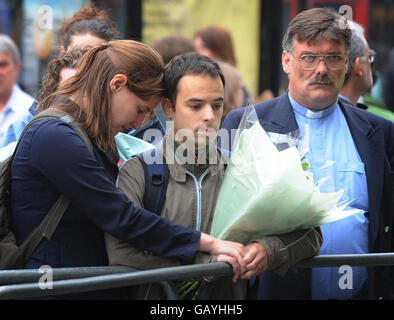 Familie und Freunde der bei den Bombenanschlägen vom 7. Juli 2005 auf die Londoner U-Bahn Getöteten begehen den 3. Jahrestag der Bombardierung der Londoner U-Bahn-Station Kings Cross. Stockfoto