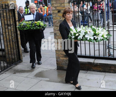 Der Londoner Bürgermeister Boris Johnson und die für humanitäre Hilfe zuständige Ministerin Tessa Jowell legen anlässlich des dritten Jahrestages der Bombenanschläge vom 7. Juli auf die Londoner U-Bahn Blumen an der Kings Cross Station in London. Stockfoto