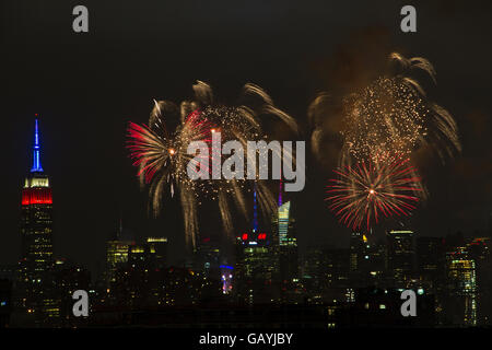 Macys Feuerwerk 2016 in New York City von Williamsburg, Brooklyn. Stockfoto