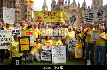 Eine Gruppe von Protestierenden vor dem Londoner Parlamentsgebäude spricht sich gegen Pläne aus, in der Nähe von Lower Quinton in der Grafschaft Warwickshire neue Öko-Städte zu bauen. Stockfoto