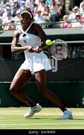 Die USA Venus Williams im Einsatz gegen Thailands Tamarine Tanasugarn während der Wimbledon Championships 2008 im All England Tennis Club in Wimbledon. Stockfoto