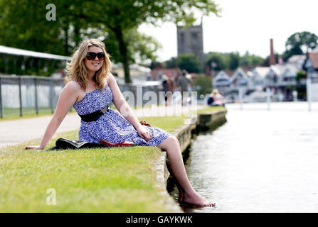 Georgina Boardman, 19, aus Henley-on-Thames, sitzt am Flussufer in der Sonne vor dem Start der Henley Royal Regatta, die morgen auf der Themse in Henley-on-Thames, Oxfordshire, stattfindet. Stockfoto