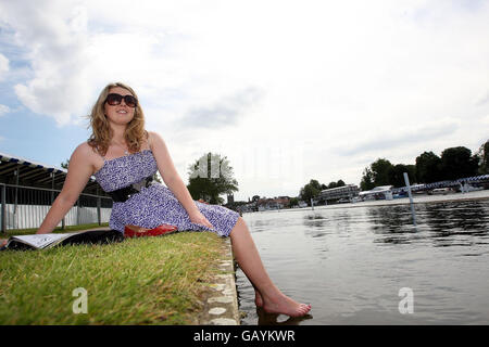 Georgina Boardman, 19, aus Henley-on-Thames, sitzt am Flussufer in der Sonne vor dem Start der Henley Royal Regatta, die morgen auf der Themse in Henley-on-Thames, Oxfordshire, stattfindet. Stockfoto