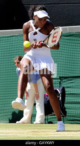 Die USA Venus Williams im Einsatz gegen Thailands Tamarine Tanasugarn während der Wimbledon Championships 2008 im All England Tennis Club in Wimbledon. Stockfoto