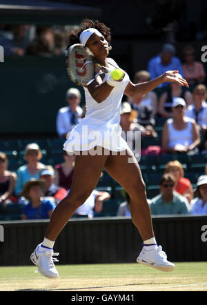 Die USA Serena Williams im Einsatz gegen die polnische Agnieszka Radwanska während der Wimbledon Championships 2008 im All England Tennis Club in Wimbledon. Stockfoto