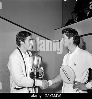 Der britische Amateur-Champion Jonah Barrington (l) hält fest im Griff Auf der Trophäe, wie er die Glückwünsche des Läufers entgegennimmt Nach oben Mike Corby (r) Stockfoto