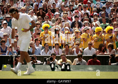 Tennis - Wimbledon Championships 2008 - Tag 7 - The All England Club. Roger Federer vor den Fans von Lleyton Hewitt auf dem Mittelfeld Stockfoto