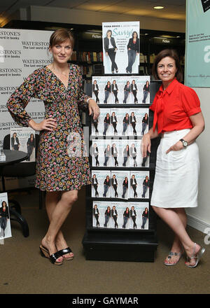 Die CrimeWatch-Moderatoren Fiona Bruce und Jacqui Hames unterschreiben Kopien ihres neuen Buches Savvy - The modern girl's Guide to doing it all without risking it all, at Waterstones, Kensington High Street, Central London. Stockfoto