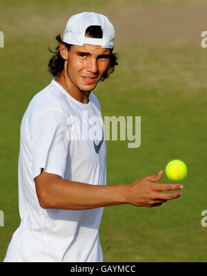 Der Spanier Rafael Nadal während einer Trainingseinheit für die Wimbledon Championships 2008 im All England Tennis Club in Wimbledon. Stockfoto