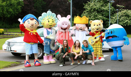 Die Milkshake Tour in der De Montford Hall in Leicester. Die Figuren Little Princess, Noddy, Peppa Pig, Rupert, Fifi und Mr.Bump kommen mit den Moderatoren (L-R) Beth Evans, Jen Pringle und Derek Moran. Stockfoto