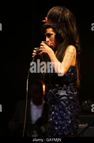 Amy Winehouse tritt während des zweiten Tages des Glastonbury Festivals, Somerset, auf der Pyramid Stage auf. Stockfoto