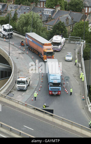 Kraftstoff Protest. Lastkraftwagen blockieren die A40 Westway aus Protest gegen die Kraftstoffsteuer. Stockfoto